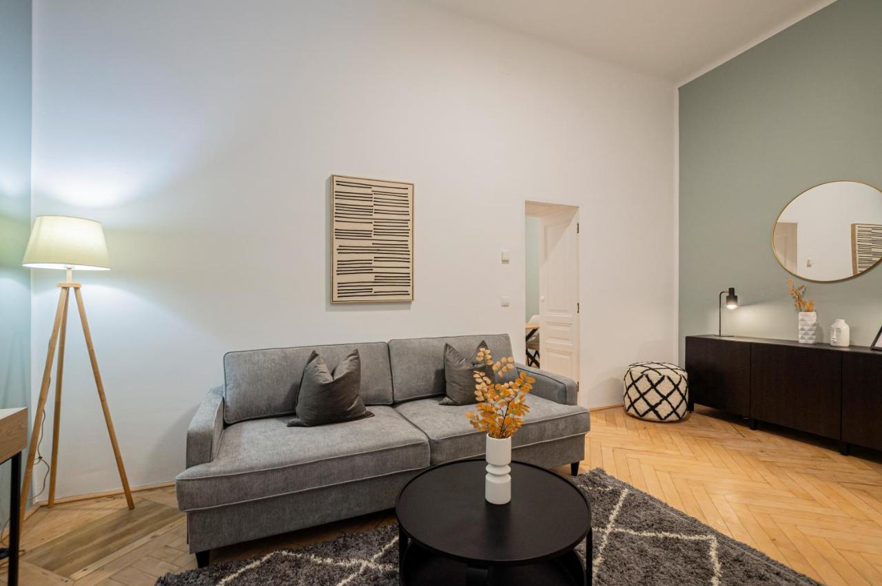 Charming Perfect For 4-6 Tram, Self-checkin Apartament Wiedeń